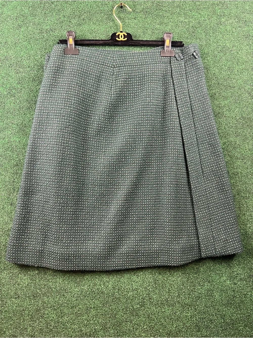Classic Green Two-Piece Sleeveless Dress with Embellished Neckline